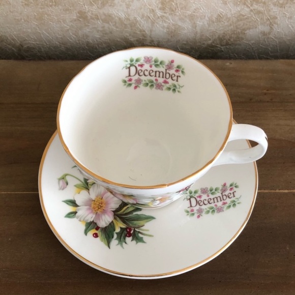 Vintage Staffordshire holly teacup & saucer set - Picture 3 of 10